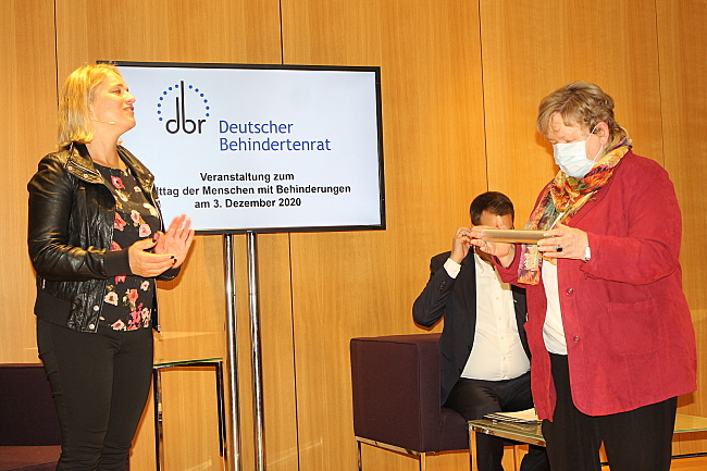 Verena Bentele und Hannelore Loskill, die den Staffelstab in der Hand hält