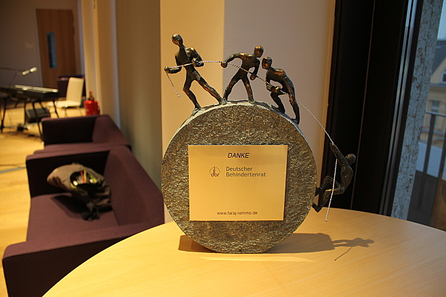 Das Bild zeigt die Skulptur von Dr. Faraj Remmo, die bei der DBR-Veranstaltung überreicht wurde