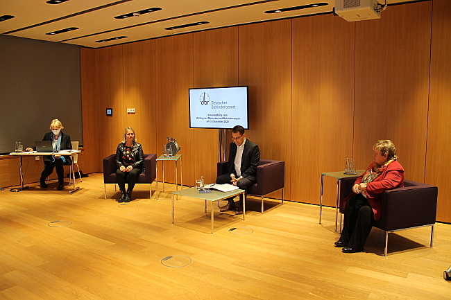 Sitzen mit Abstand nebeneinander: Verena Bentele, Samuel Beuttler-Bohn und Hannelore Loskill