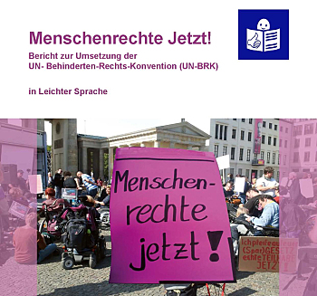 Titelseite vom Bericht in Leichter Sprache. Mit dem Logo für Leichte Sprache und einem Foto von einer Demo. Und dem Plakat 