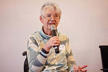 Begrüßung - durch die Sprecherinnenratsvorsitzende Prof. Dr. Sigrid Arnade (im Rollstuhl), Weibernetz