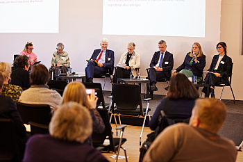 Podiumsrunde - Auf der Bühne sitzen: Ninia LaGrande, Prof. Dr. Sigrid Arnade, Dr. Rolf Schmachtenberg, Ruth Schröder, Andreas Schulze, Dr. Antje Draheim, Frauke Kane