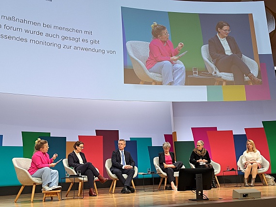 Teilnehmerinnen und Teilnehmer auf dem Podium, ganz links Verena Bentele