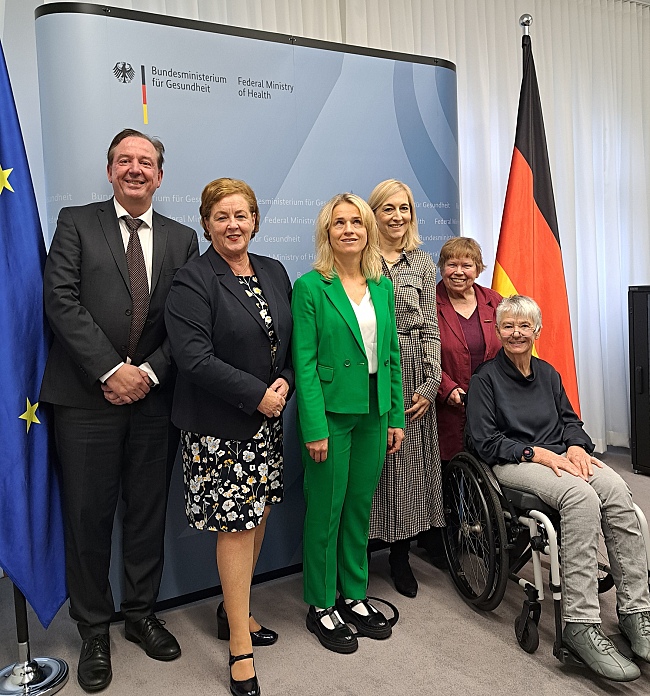 Das Foto vom Treffen zeigt von rechts nach links: Prof. Dr. Sigrid Arnade (Weibernetz e.V.), Hannelore Loskill (BAG SELBSTHILFE und Sprecherratsvorsitzende), Bundesgesundheitsministerin Nina Warken, Verena Bentele (VdK), Michaela Engelmeier (SoVD) und Dr.
