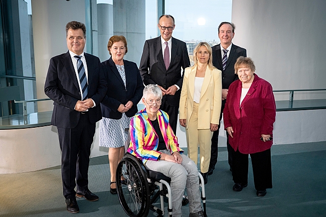 Die DBR-Sprecherinnen treffen Bundeskanzler Friedrich Merz. V.l.n.r.: Jürgen Dusel, Beauftragter der Bundesregierung für die Belange von Menschen mit Behinderungen, Michaela Engelmeier (SoVD), Prof. Dr. Sigrid Arnade (Weibernetz e.V.), Bundeskanzler Fried