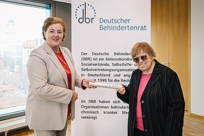 Auf dem Bild ist links Michaela Engelmeier vom SoVD zu sehen, die den Staffelstab von Hannelore Loskill entgegennimmt.