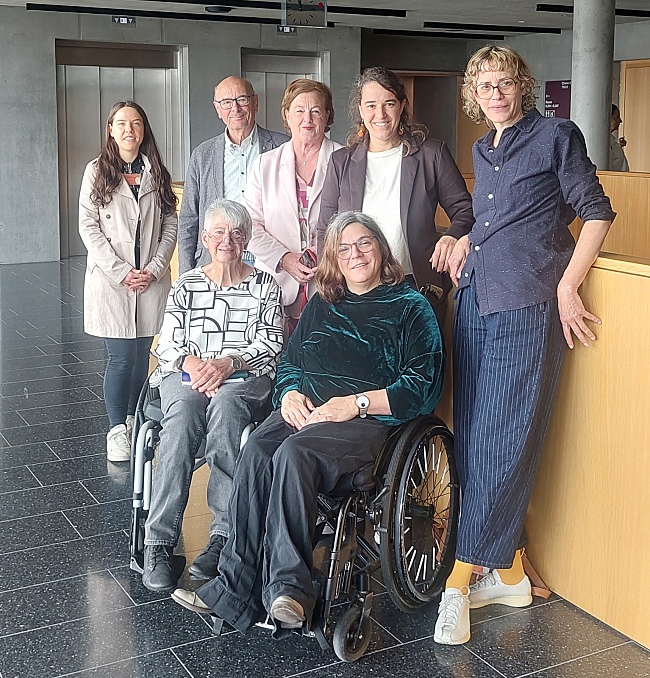 Auf dem Bild sind Vertreter*innen des DBR gemeinsam mit MdB Heike Heubach