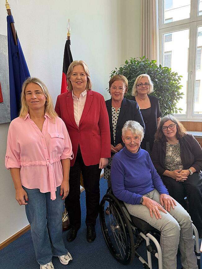 Gruppenfoto – DBR-Vertreterinnen mit Bundesministerin Bärbel Bas